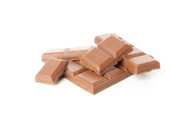 Beyaz arka planda izole edilmiş lezzetli çikolata parçaları.