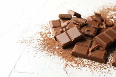 Beyaz arka planda lezzetli çikolata ve pudra. Tatlı yemek.