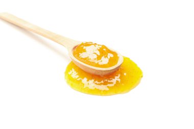 Kayısı reçelli ahşap kaşık beyaz arka planda izole