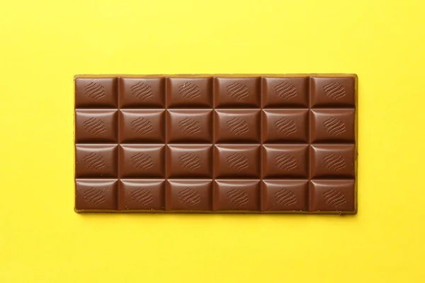 Sabrosa Barra Chocolate Sobre Fondo Amarillo Alimento Dulce — Foto de Stock