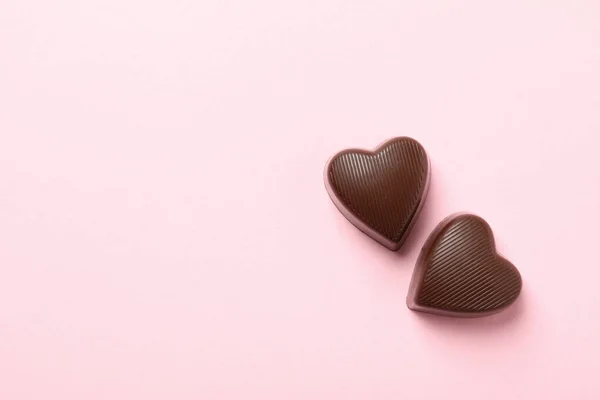 Schokoladenbonbons Herzform Auf Rosa Hintergrund — Stockfoto