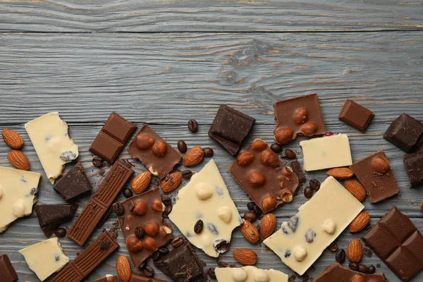 Verschiedene Schokolade Auf Grauem Holzgrund Draufsicht — Stockfoto