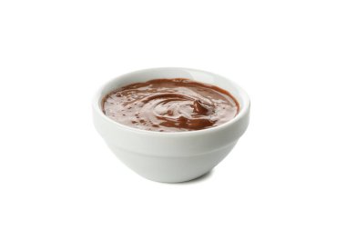 Beyaz arka planda izole edilmiş erimiş çikolatalı kase