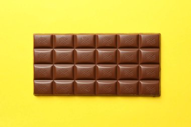 Sarı arka planda lezzetli çikolatalar. Tatlı yemek.