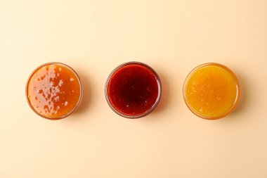 Bej arka planda reçelli kaseler, üst görünüm