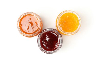 Beyaz arkaplanda reçel bulunan cam kavanozlar