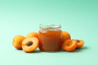 Kayısı reçelli cam kavanozlar ve nane arkaplanda malzemeler, metin için yer