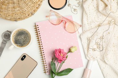 Beyaz arka planda kadın aksesuarları olan bir kompozisyon. Kadın blogcu