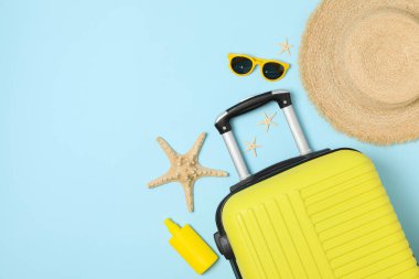 Mavi arka planda seyahat aksesuarları, üst manzara. Seyahat blogçusu