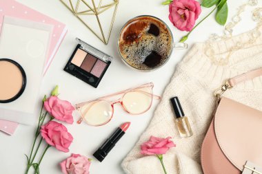 Beyaz arka planda kadın aksesuarları olan bir kompozisyon. Kadın blogcu