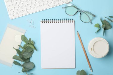 Mavi arka planda iş aksesuarları olan kompozisyon. Blogger çalışma alanı