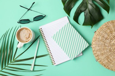 Gıcır gıcır arka planda blog aksesuarları olan kompozisyon. Seyahat günlüğü