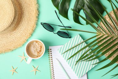 Gıcır gıcır arka planda blog aksesuarları olan kompozisyon. Seyahat günlüğü