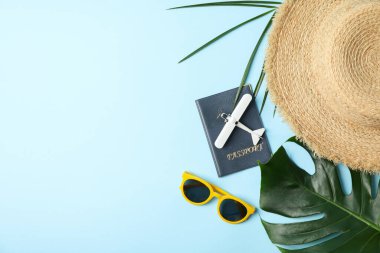 Mavi arka planda seyahat aksesuarları, üst manzara. Seyahat blogçusu