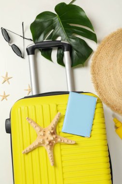 Beyaz arka planda seyahat aksesuarları, üst manzara. Seyahat blogçusu