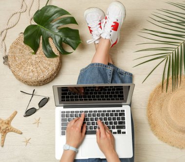 Kız dizüstü bilgisayarda çalışıyor. Blogger konsepti