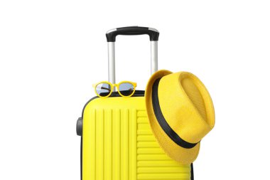 Güneş gözlüklü seyahat çantası ve beyaz arka planda izole edilmiş şapka.