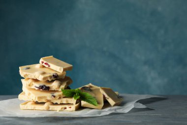 Gri ahşap masaya beyaz çikolata ve nane şekeri yığını