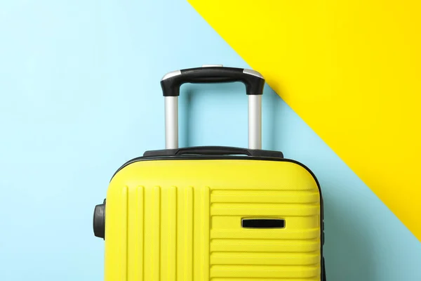 Farbe Reisetasche Auf Zweifarbigem Hintergrund — Stockfoto