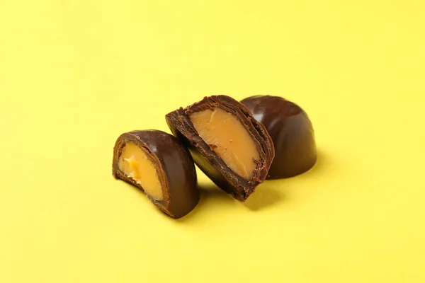 Sabrosos Caramelos Chocolate Sobre Fondo Amarillo Cerca — Foto de Stock