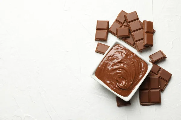 Schaal Met Chocolade Chocolade Stukken Witte Achtergrond — Stockfoto