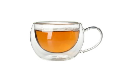 Beyaz arka planda izole edilmiş bir bardak papatya çayı.