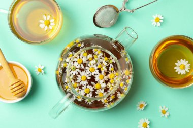 Arka planda papatya çayı ile kompozisyon, üst görünüm