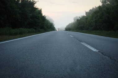 Sisli sabah yolu. Güzel bir yaz sabahı. Seyahat