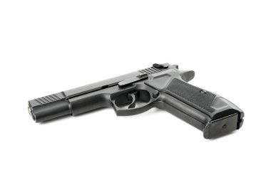 Siyah travmatik silah beyaz arkaplanda izole edilmiş.