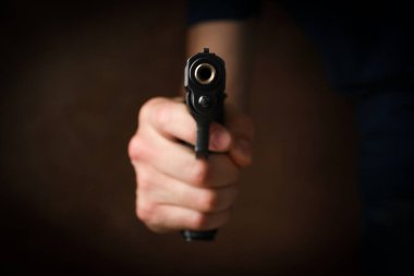 Tabanca tutan adam. Seçici odaklanma. Soyguncu. Şiddet