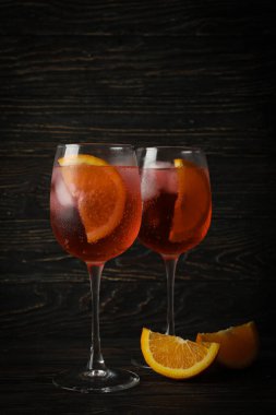 Ahşap arka planda Aperol sprey kokteyli. Yaz içeceği