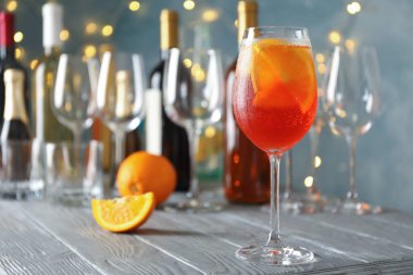 Aperol sprey kokteyli ve bulanık ışıklarla bestelenmiş. Yaz içeceği