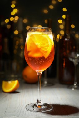 Aperol sprey kokteyli ve bulanık ışıklarla bestelenmiş. Yaz içeceği
