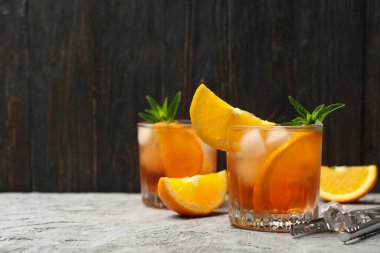 Ahşap arka planda aperol spreyli kompozisyon. Yaz içeceği