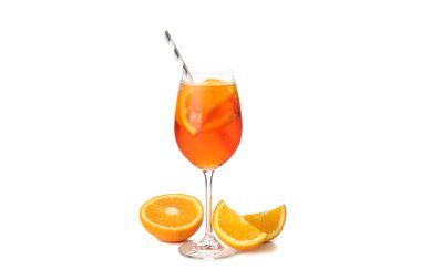 Aperol sprey kokteyli beyaz arka planda izole edilmiş. Yaz içeceği