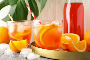 Ahşap arka planda aperol spreyli kompozisyon. Yaz içeceği