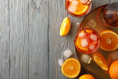 Ahşap arka planda aperol spreyli kompozisyon. Yaz içeceği