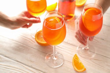 İnsanlar aperol spritz kokteyli içer. Yaz partisi