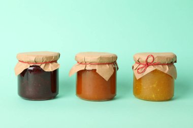 Naneli arkaplanda reçel olan cam kavanozlar, metin için boşluk