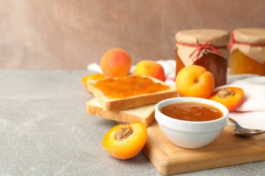 Gri masadaki kayısı reçelli kompozisyon, metin için boşluk