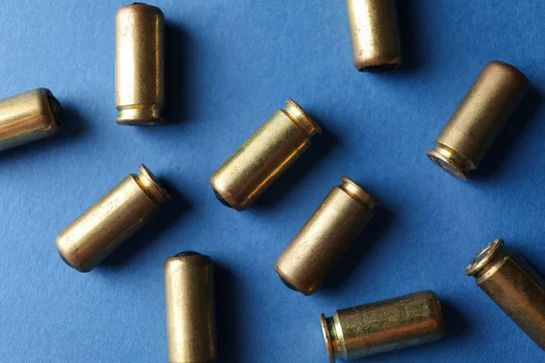Rubber Kogels Blauwe Achtergrond Bovenaanzicht Zelfverdedigingswapen — Stockfoto