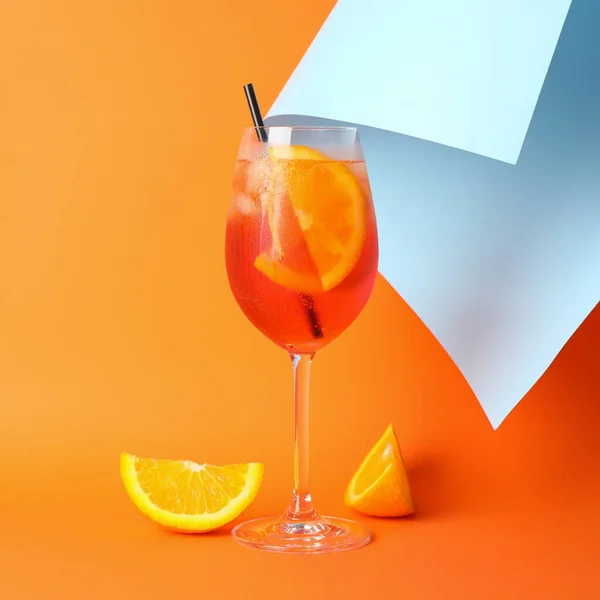 Cóctel Aperol Spritz Sobre Fondo Color Bebida Verano —  Fotos de Stock