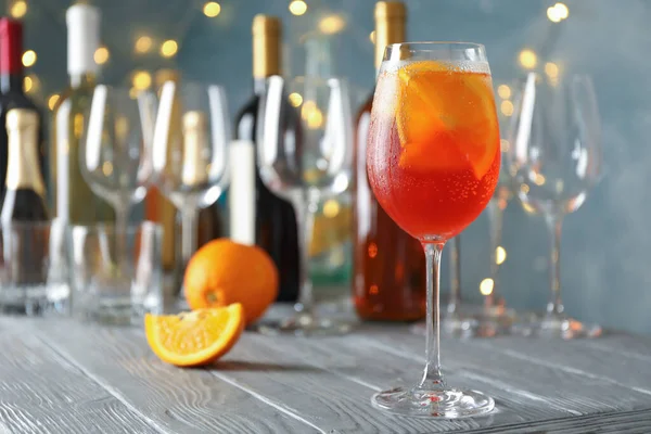 Composição Com Coquetel Aperol Spritz Luzes Embaçadas Bebida Verão — Fotografia de Stock