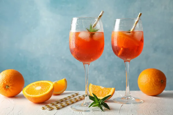 Kompozice Aperol Spritz Koktejl Proti Modrému Pozadí — Stock fotografie