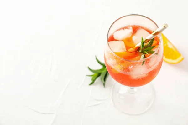Samenstelling Met Aperol Spritz Cocktail Witte Achtergrond Zomer Drankje — Stockfoto