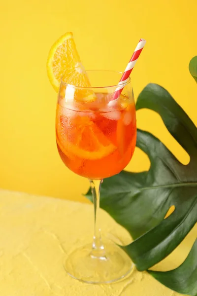 Aperol Spritz Cocktail Folha Palma Sobre Fundo Amarelo Bebida Verão — Fotografia de Stock