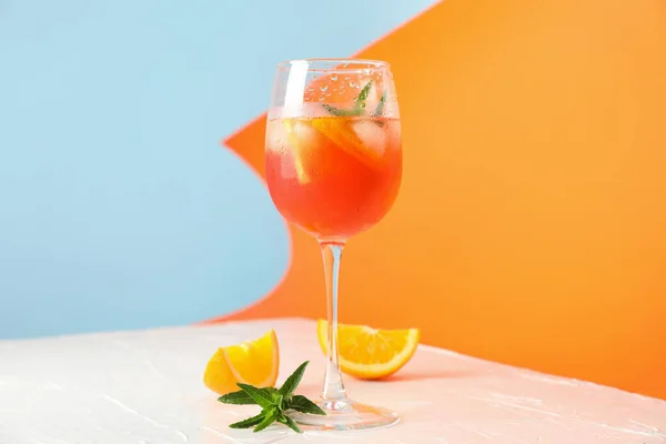Komposition Mit Aperol Spritz Cocktail Auf Farbigem Hintergrund Sommergetränk — Stockfoto