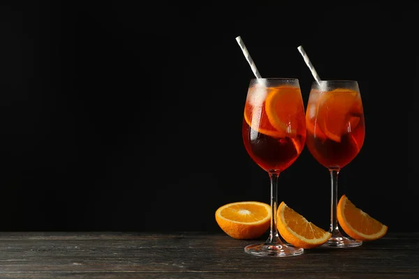 Összetétel Aperol Spritz Koktéllal Fekete Alapon — Stock Fotó