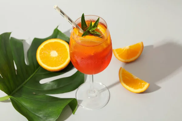 Kompozycja Koktajlem Spritz Aperol Białym Tle Letni Drink — Zdjęcie stockowe