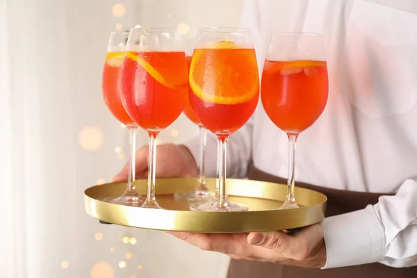 Vassoio Cameriere Con Cocktail Spritz Mele Bevanda Estiva — Foto Stock